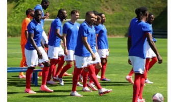 Mbappe recebe aplausos de jovens fãs